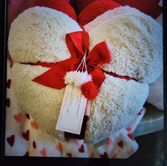 NWT Cupcake & Cashmere 3 pack of adorable heart Pillows ❤️ - Picture 8 of 8